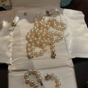 Pearl with silver clasp necklace and bracelet